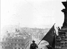«Знамя Победы над Рейхстагом» - серия постановочных снимков Е